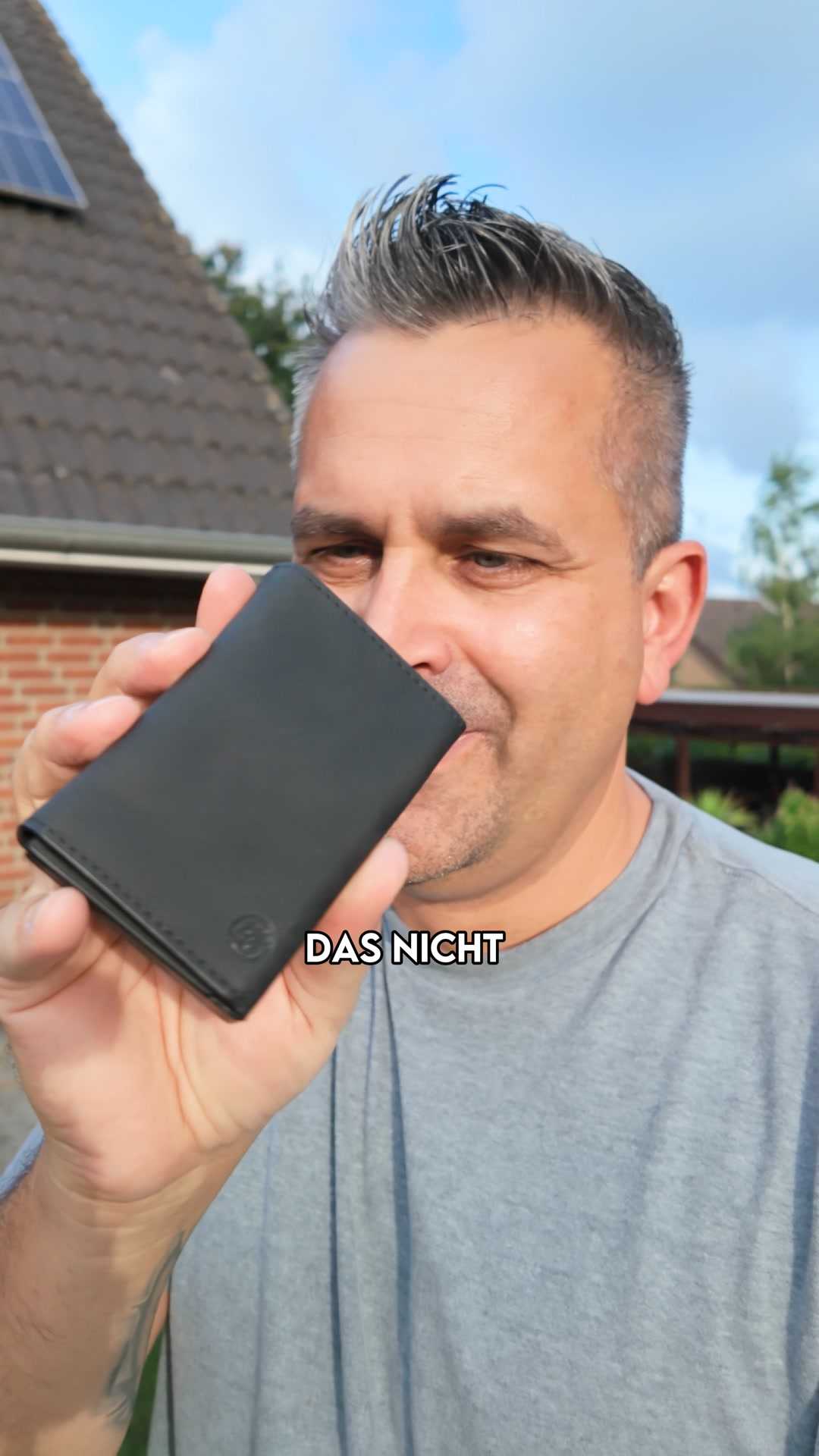 Beule in der Hose? ❌ Das Smart Wallet 3.0 verschwindet dezent in jeder
Hosentasche – schlank, sicher, praktisch. ✓ Schla